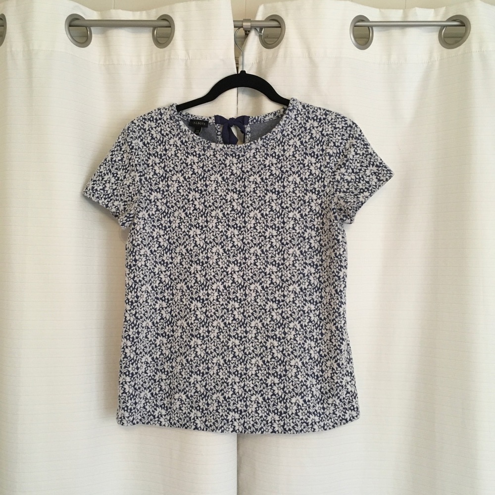 👍 4/$30 Talbots ladies summer top